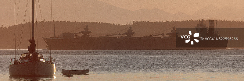 海军海峡的帆船和货船图片素材