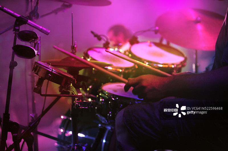 在舞台上演奏架子鼓的鼓手图片素材