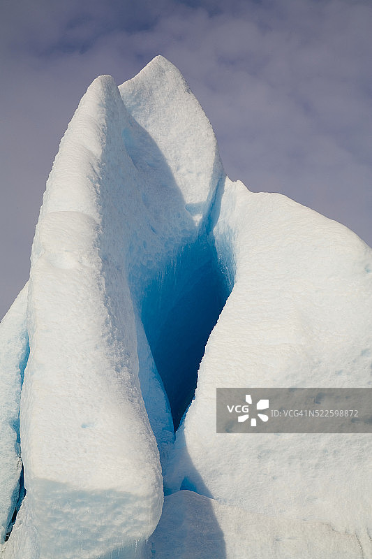 蓝色冰峡周围的悬崖图片素材