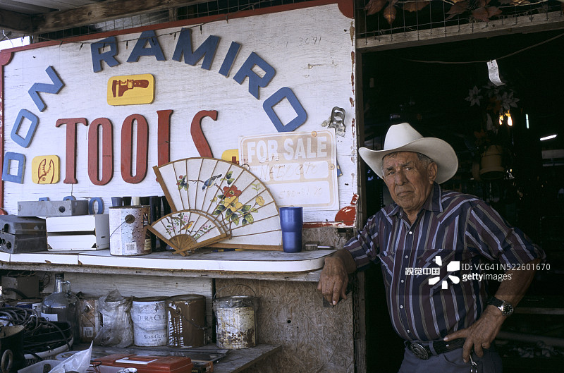 在德克萨斯州跳蚤市场售卖工具的墨西哥移民图片素材