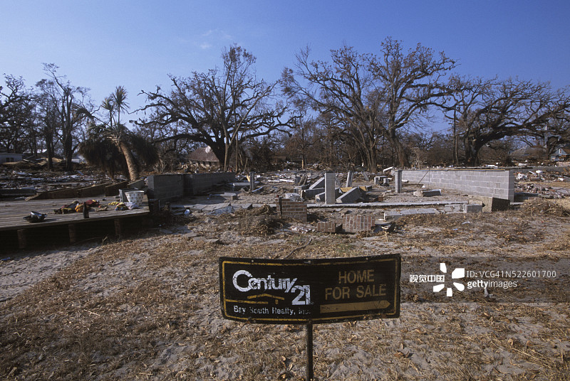 废弃地块上的“出售”标志图片素材