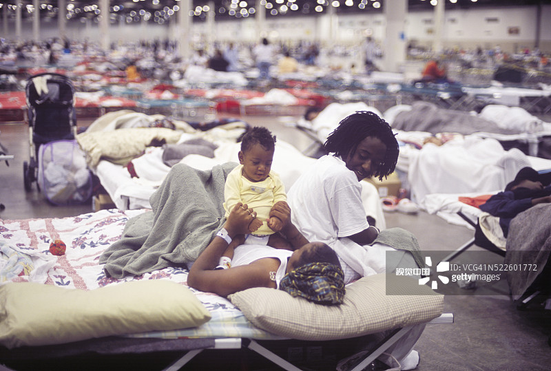 休斯顿宇 dome 体育馆内的卡特里娜飓风撤离人员图片素材