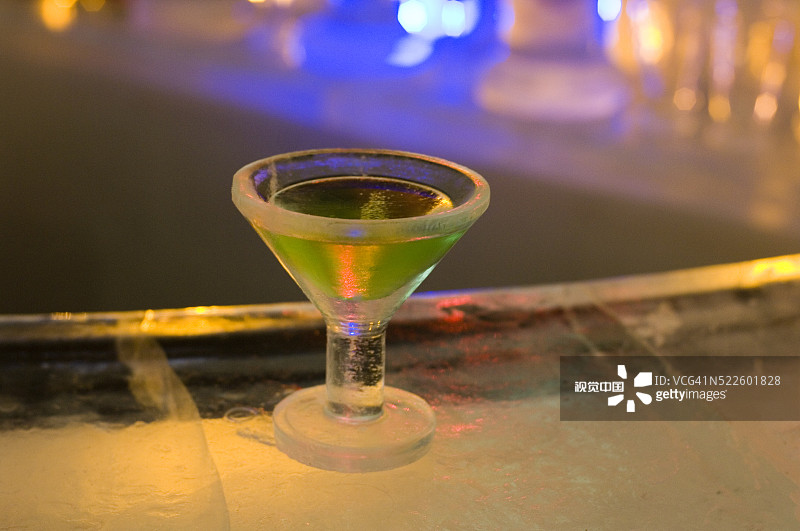 冰杯绿色鸡尾酒图片素材