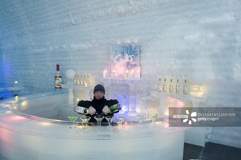 酒保在冰博物馆调制饮品图片素材