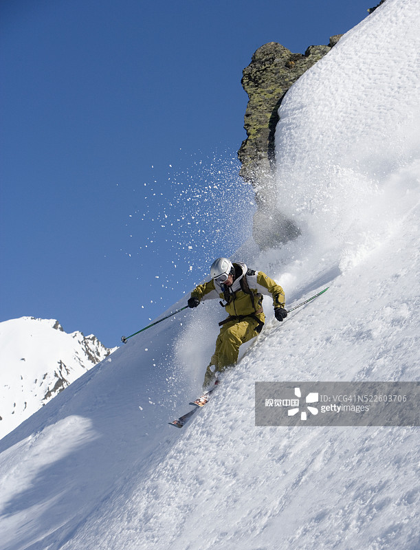 山坡上的阿尔卑斯滑雪者图片素材