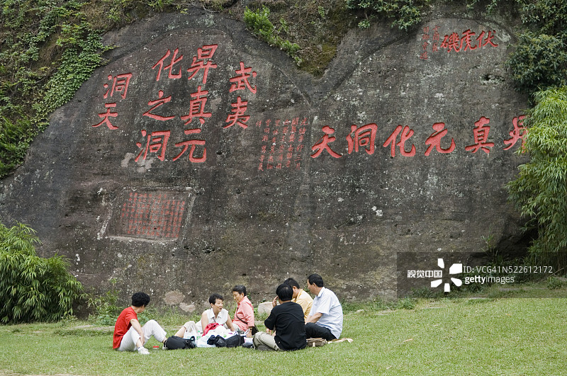 游客在武夷山游览图片素材
