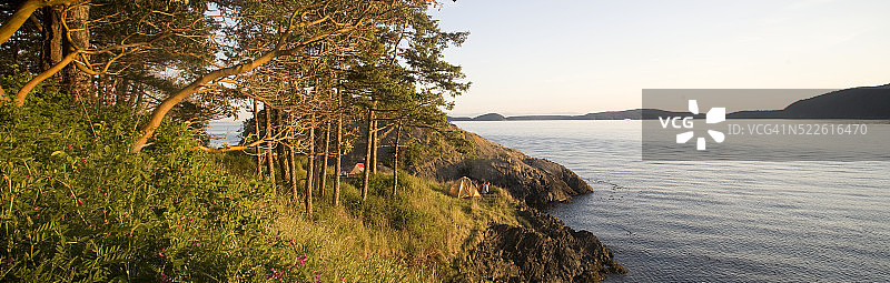 在圣胡安群岛草莓岛上露营的海上皮划艇爱好者图片素材