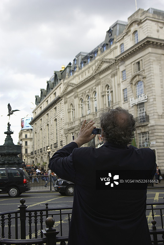 游客在皮卡迪利广场拍照图片素材
