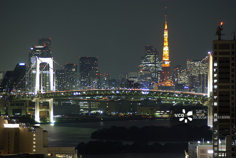 夜间彩虹大桥和东京塔图片素材