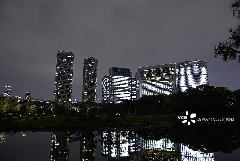 从滨离宫庭园眺望汐留天际线图片素材