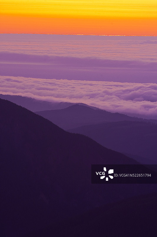 鹿园顶部的夕阳和柔和的云彩图片素材