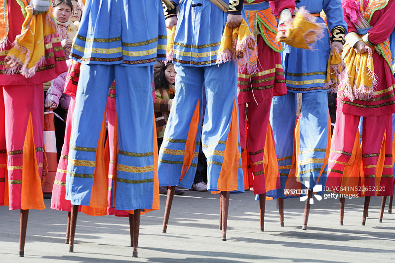 踩高跷的民间舞者图片素材