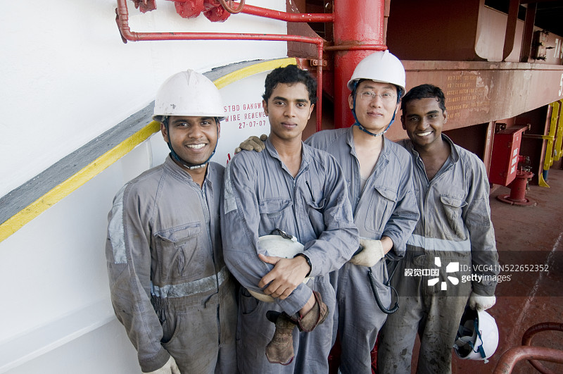 南卡罗来纳州查尔斯顿港的集装箱船上的工人图片素材