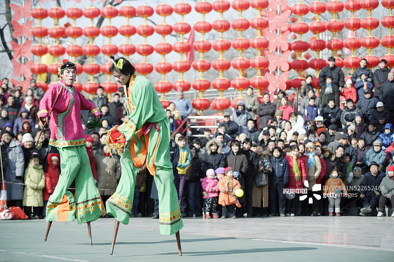 踩高跷的民间舞者图片素材