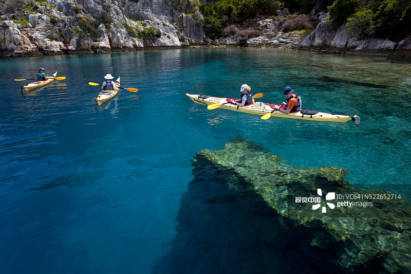 皮划艇爱好者在凯科瓦水下废墟上划桨图片素材
