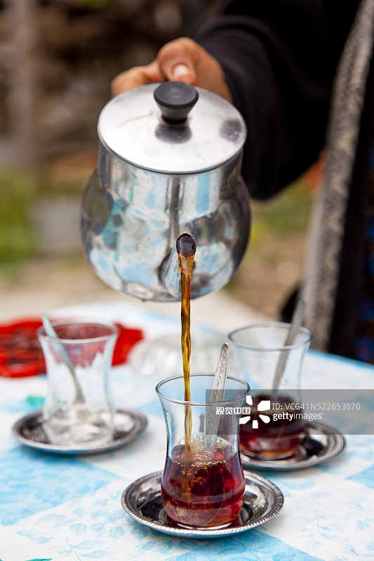 在土耳其利西亚小径上，女人为徒步旅行者提供茶水图片素材