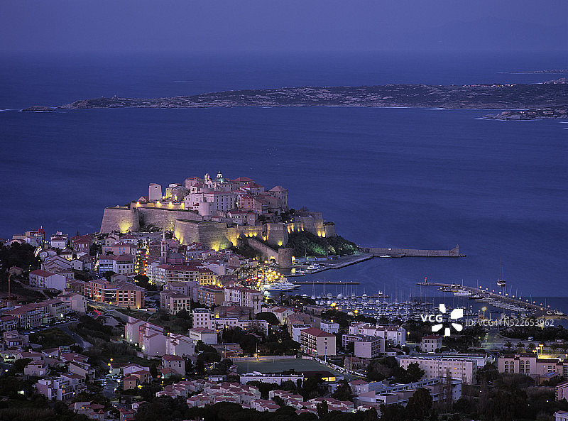 地中海沿岸卡尔维镇的黄昏图片素材