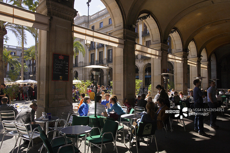 在巴塞罗那皇家广场用餐的人们图片素材