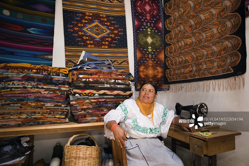 身着传统挂毯的女人图片素材