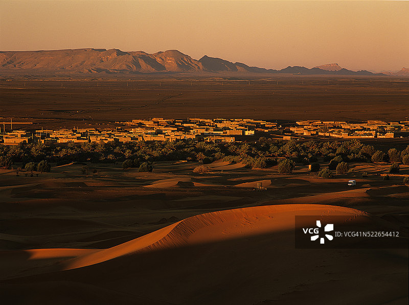 尔格切比沙丘旁的哈西贝迪绿洲图片素材