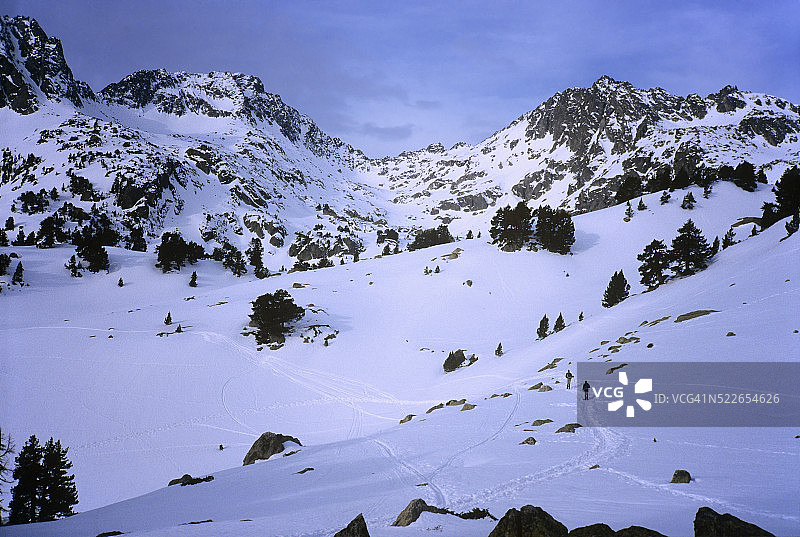 在比利牛斯山脉通往阿米特格斯小屋的小路上穿雪鞋的人图片素材