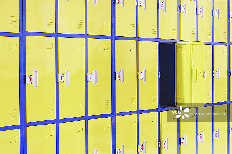 成排的黄色储物柜图片素材