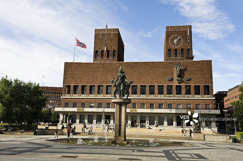 奥斯陆市政厅广场的市政厅和雕塑图片素材