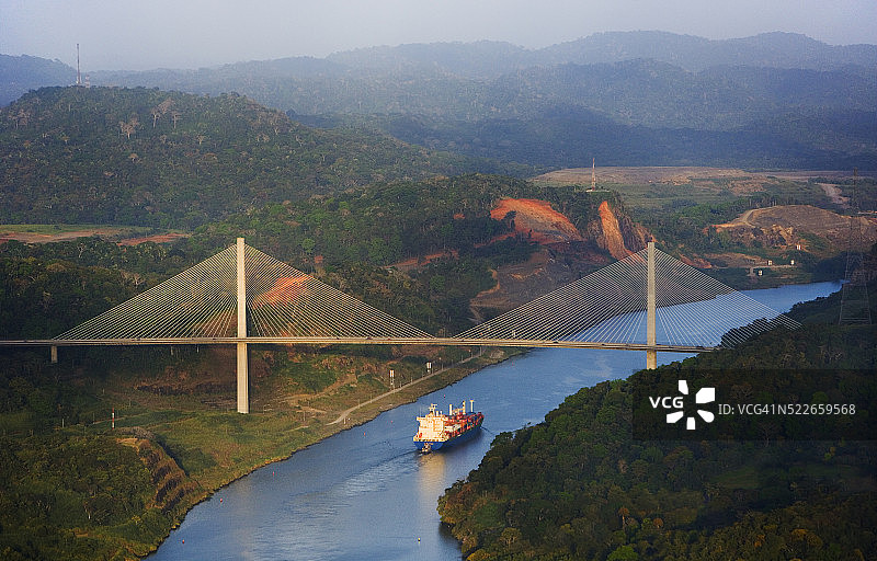 横跨巴拿马运河的百年大桥图片素材
