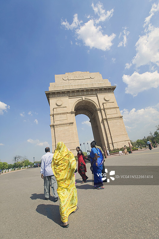 集体走向印度门图片素材