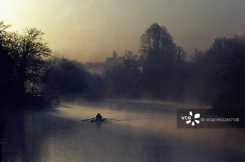 泰晤士河上的赛艇图片素材