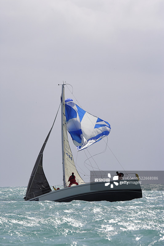 帆船比赛中倾覆图片素材