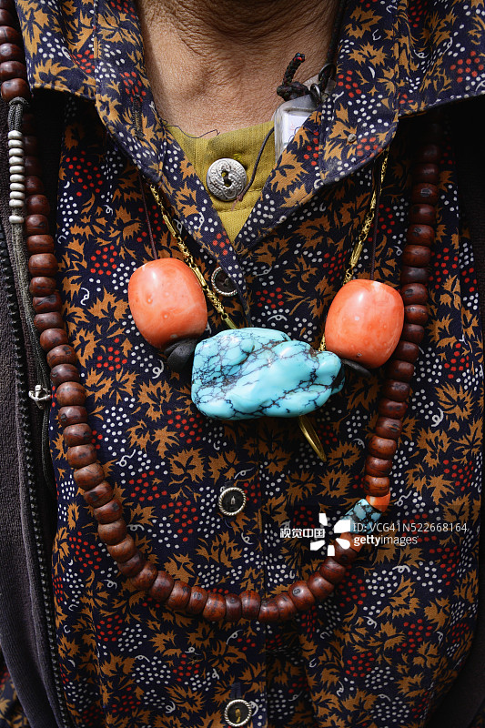 戴着绿松石和珊瑚项链的女人，位于尼泊尔喜马拉雅山脉马南地区图片素材