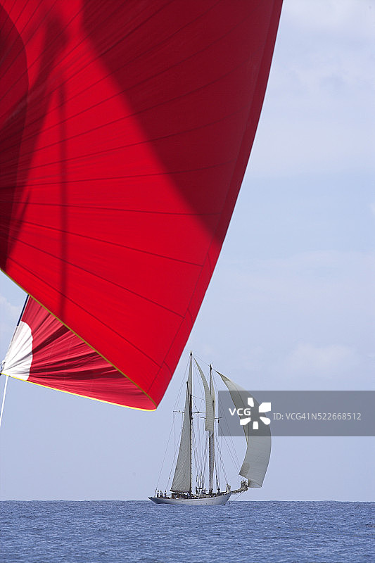 巨型红色三角帆和游艇图片素材