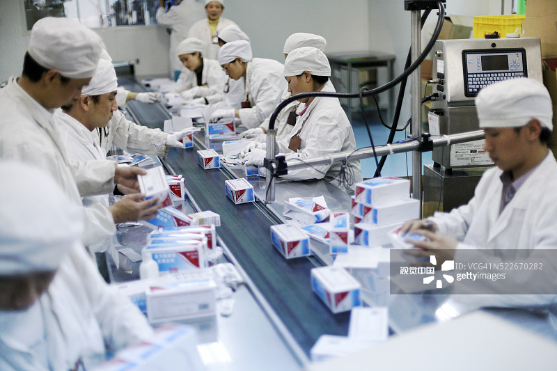 制药包装生产线上的工人图片素材