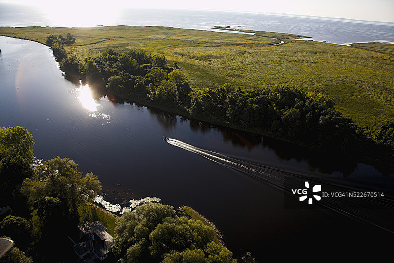 威斯康星州航道上的30英尺动力巡洋艇图片素材