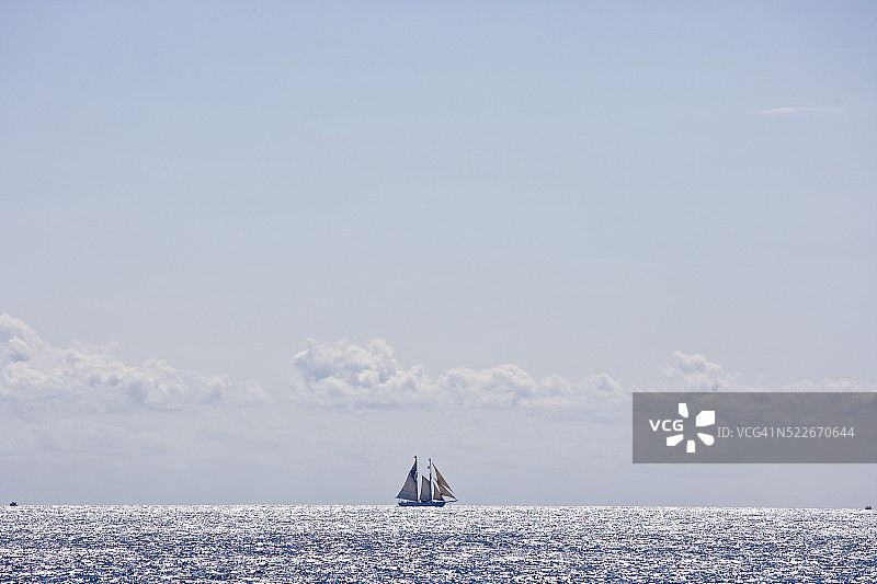 在科德角附近航行的纵帆船图片素材