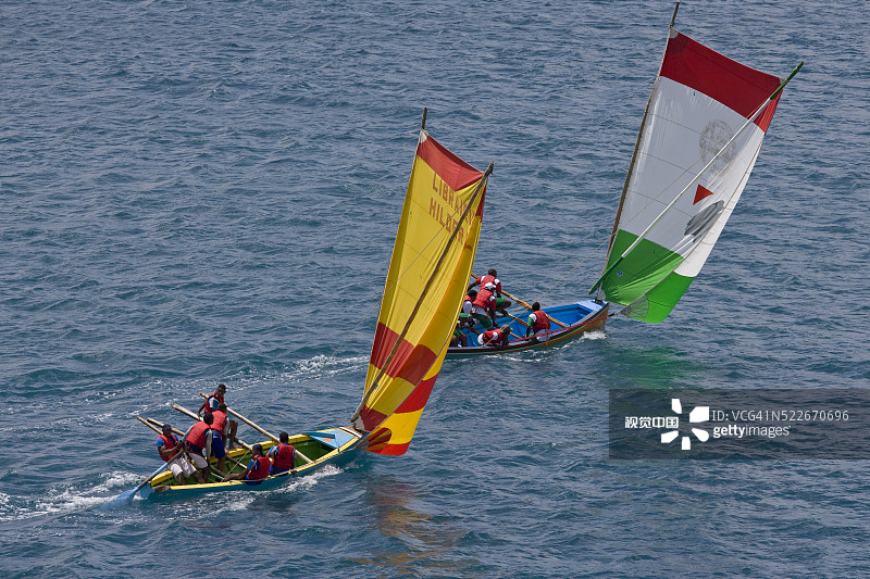 马提尼克岛工作船上的六人船员图片素材