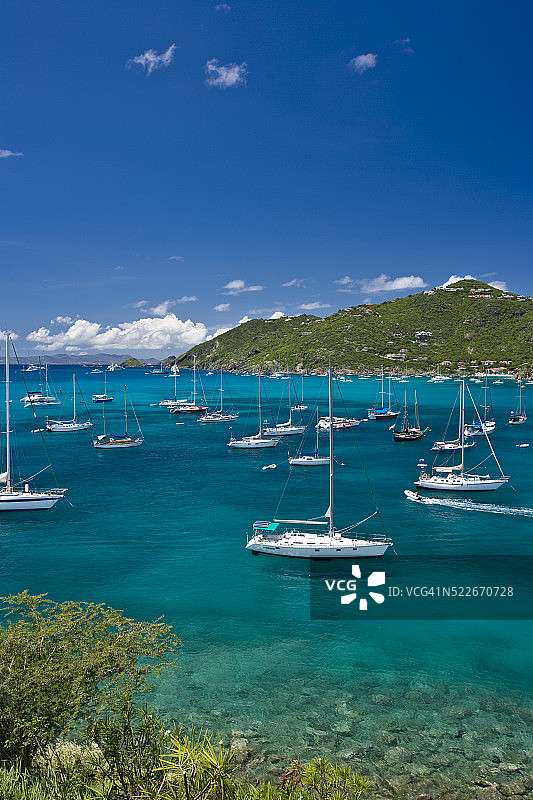 停泊在圣巴特岛的帆船图片素材