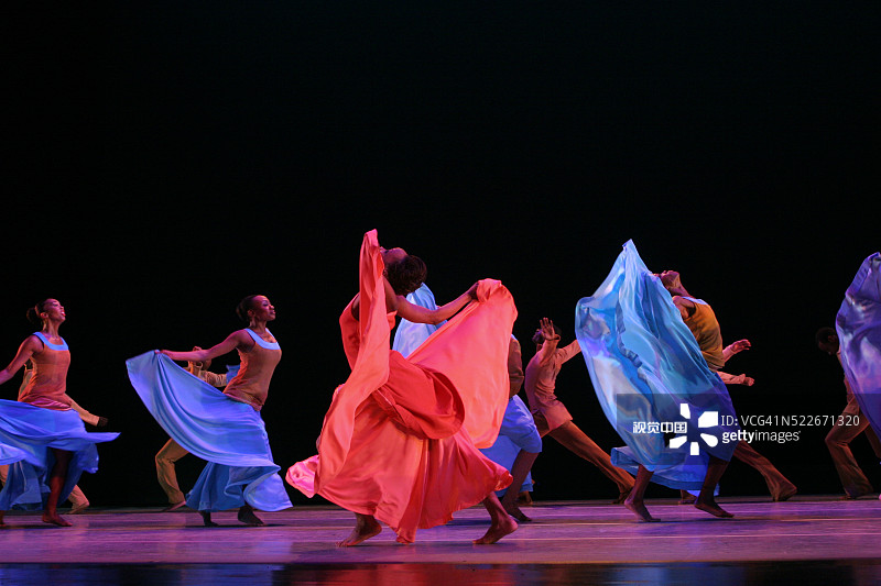 阿尔文·艾利美国舞蹈团：《玛丽·卢的弥撒》图片素材