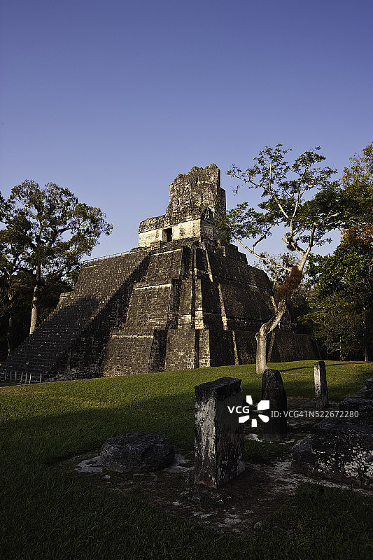 蒂卡尔大广场的二号神庙图片素材