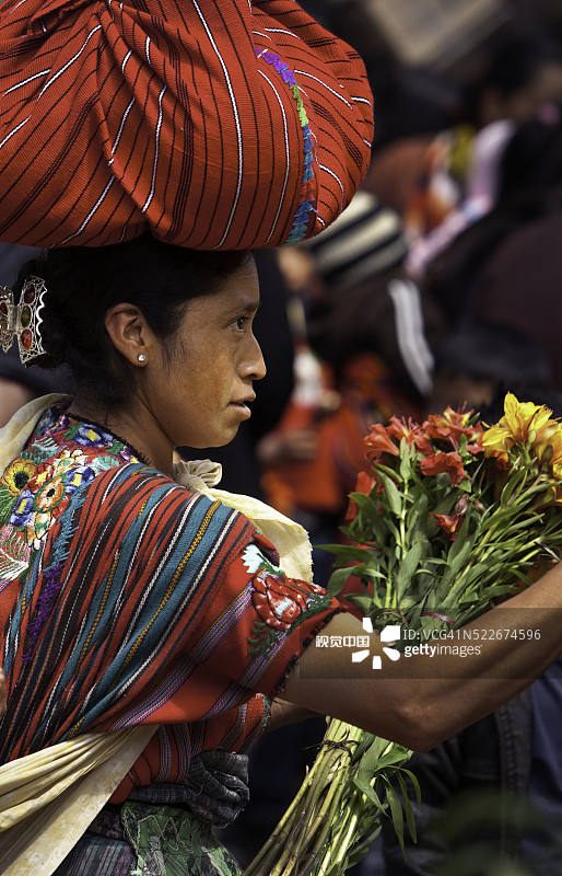 危地马拉穿着传统服装的玛雅妇女图片素材