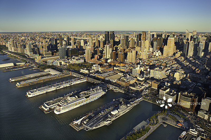 纽约西区天际线，展示了邮轮码头区和无畏号海空暨太空博物馆图片素材