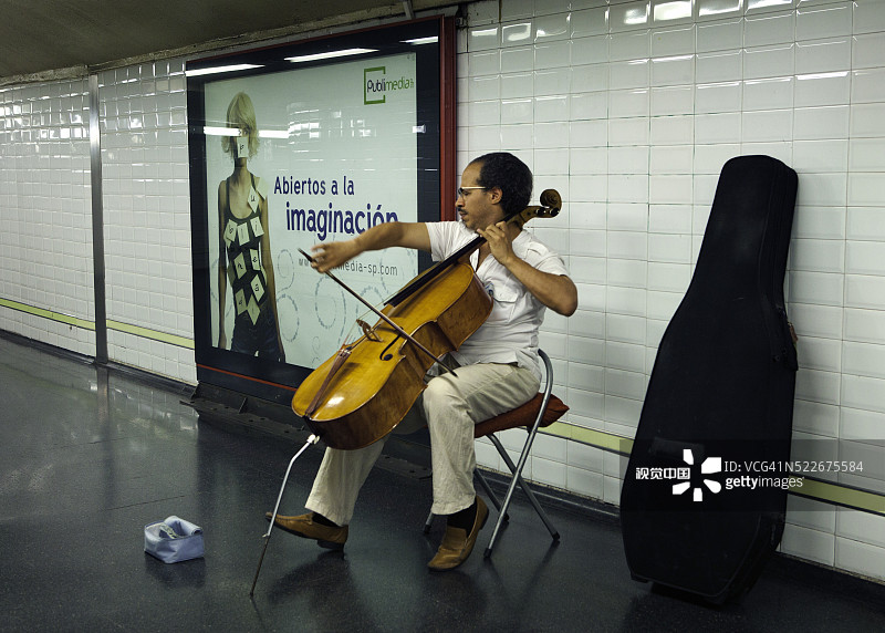 在马德里地铁站演奏乐器的音乐人图片素材