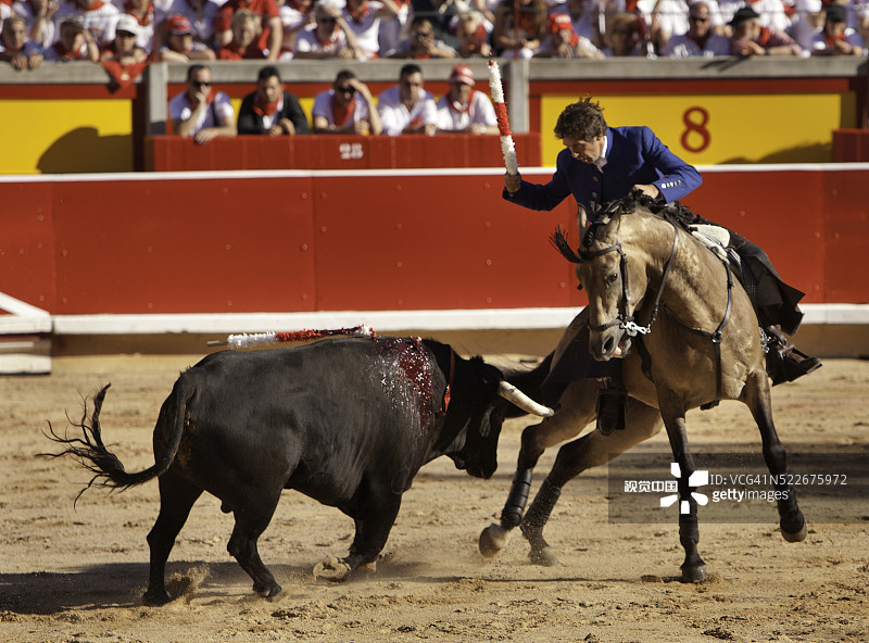 在潘普洛纳圣费尔明节期间的斗牛士图片素材