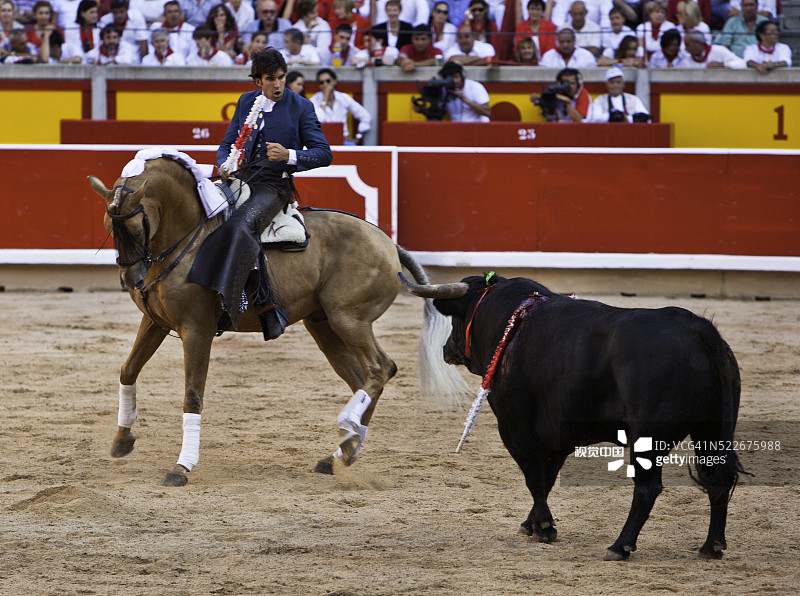 在潘普洛纳圣费尔明节期间的斗牛士图片素材