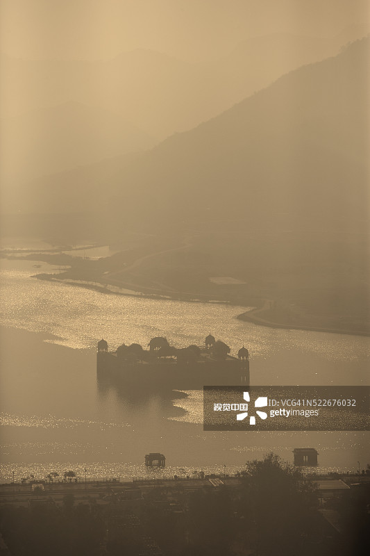 曼萨加湖中的水上宫殿图片素材