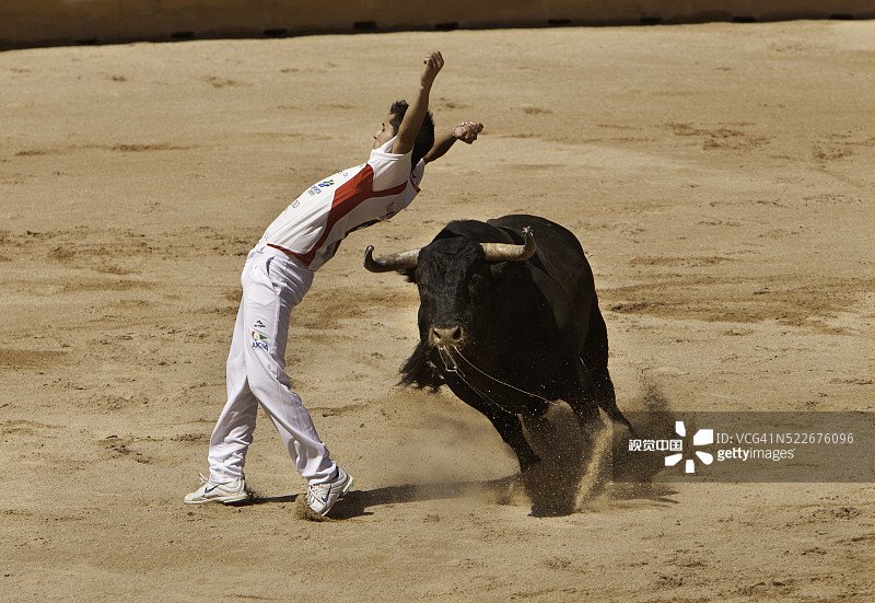 圣费尔明节上的斗牛士躲避公牛图片素材