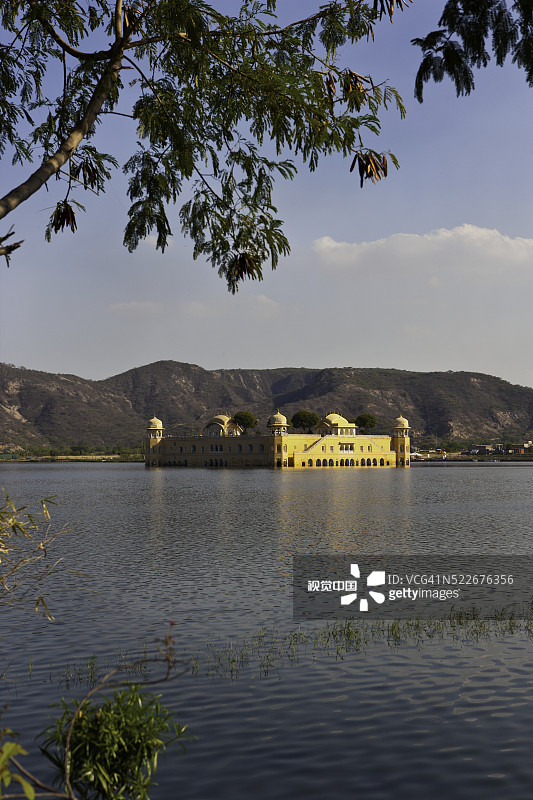 曼萨加湖中的水上宫殿图片素材