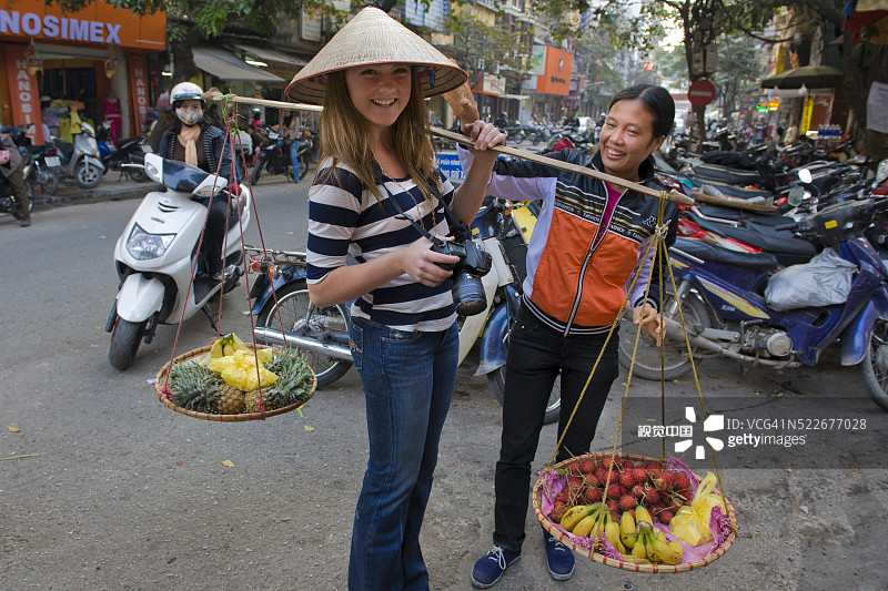 游客与小贩的扁担合影图片素材