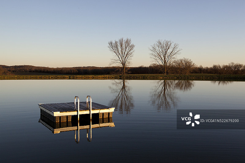 湖中的游泳浮坞图片素材